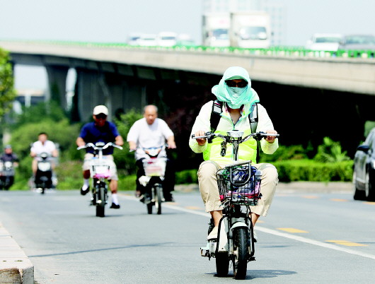 超高溫時(shí)段嚴(yán)禁進(jìn)行露天作業(yè) 6月至9月要發(fā)防暑降溫費(fèi)