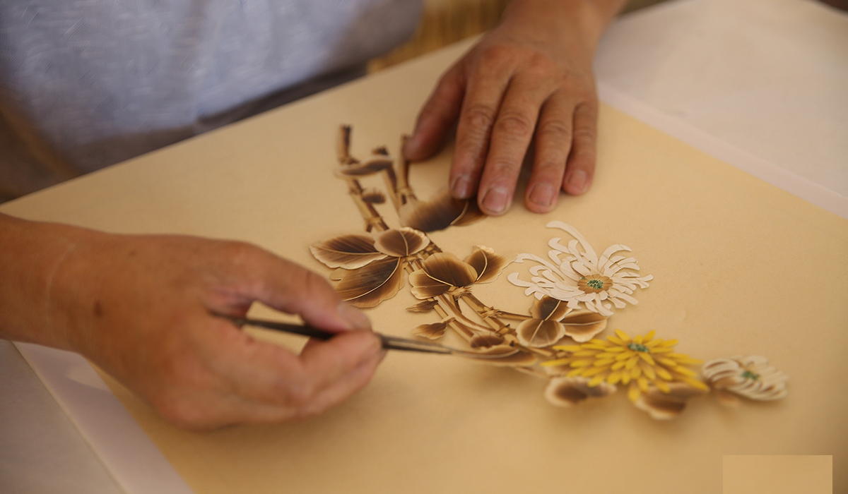 麦秸杆变成工艺品 探访青岛麦草画师丁锡森