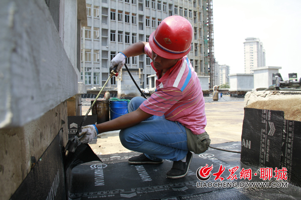 聊城防水工37℃下樓頂作業(yè) 一天要喝12斤水