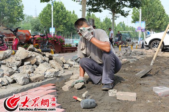 沾化執(zhí)法局高溫天氣不退縮加快推進市政設(shè)施維修