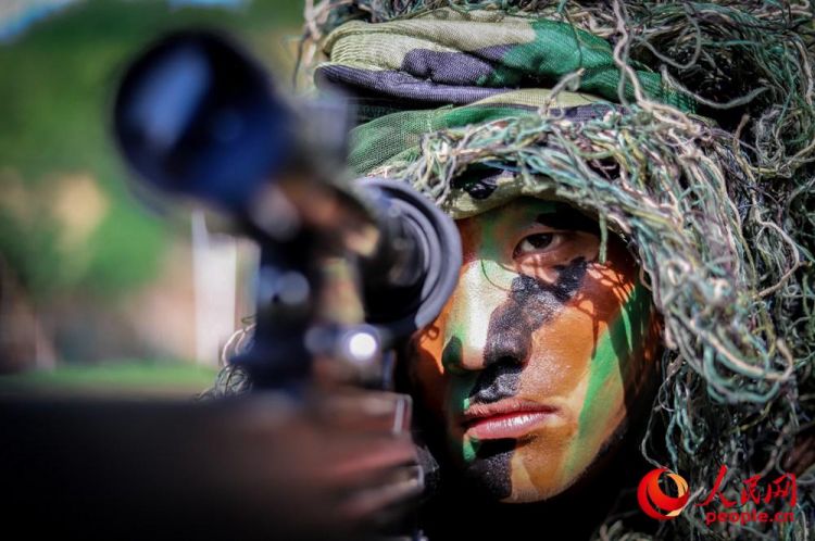 瞄准中的狙击手.(曹正玉摄)