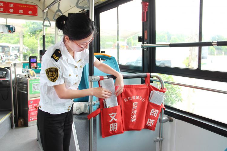 助力青島啤酒節(jié)出行,車輛備足便民袋及抽紙,一圈一檢