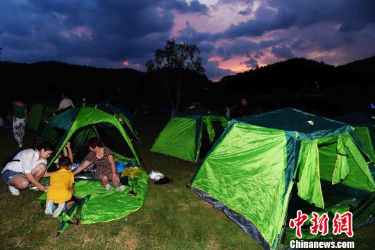 福建將樂：戶外愛好者露營享受盛夏之夜