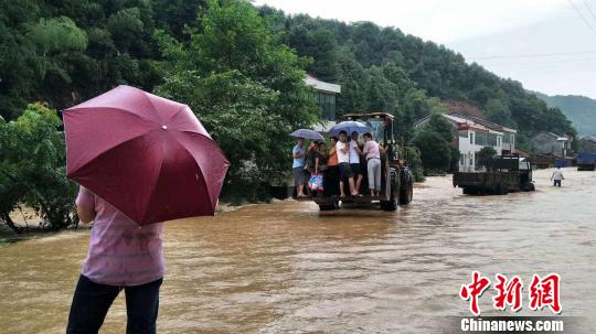 暴雨襲擊湖南桃江 民警砸車窗救出被困司機(jī)