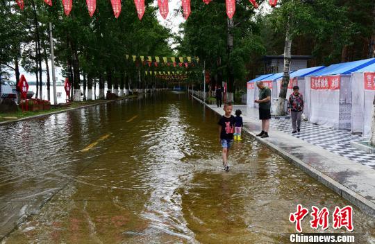 中俄界江黑龍江干流上游洪峰平穩(wěn)通過呼瑪江段