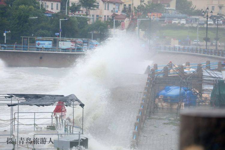 臺風安比青島掀巨浪，公交車穿浪而過！