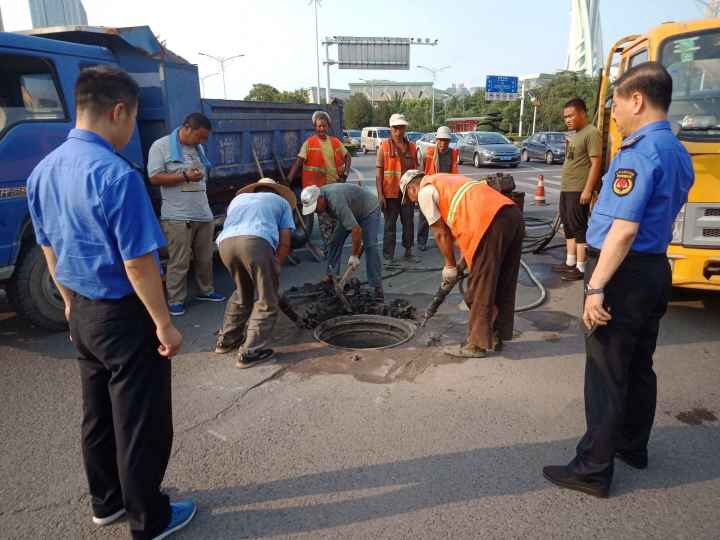 濰坊：北海路快速車道一井蓋缺失