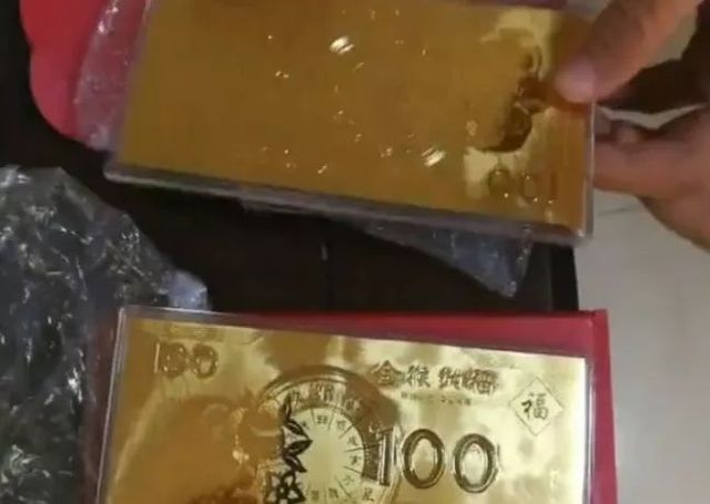 50塊買個(gè)舊保險(xiǎn)柜 打開暗格里面竟有金條、存折……