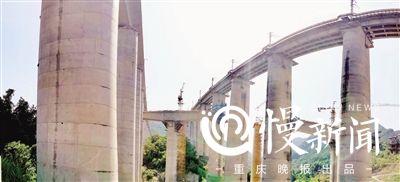 重慶除了輕軌穿樓 鐵路也有橋中橋