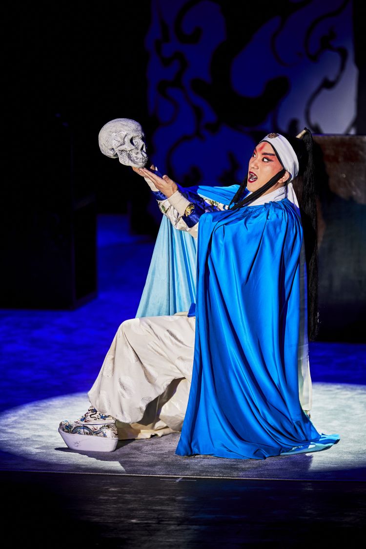 8月1日,上海京剧院的演员在丹麦赫尔辛格表演京剧《王子复仇记》.