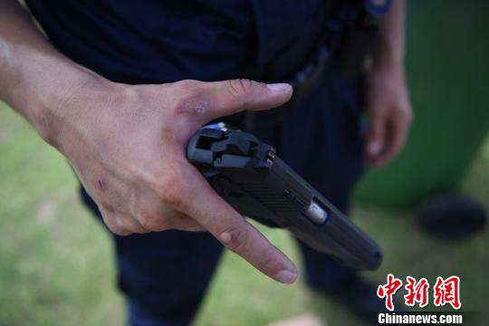 由于长时间与铁铸枪把接触,每位特警队员无论男女手上都布满老茧和