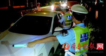 濟寧任城交警一晚查處13名“酒司機”,有人被查跟交警當街演戲