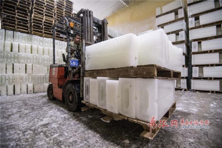 实拍制冰厂冰火两重天 室内外相差50