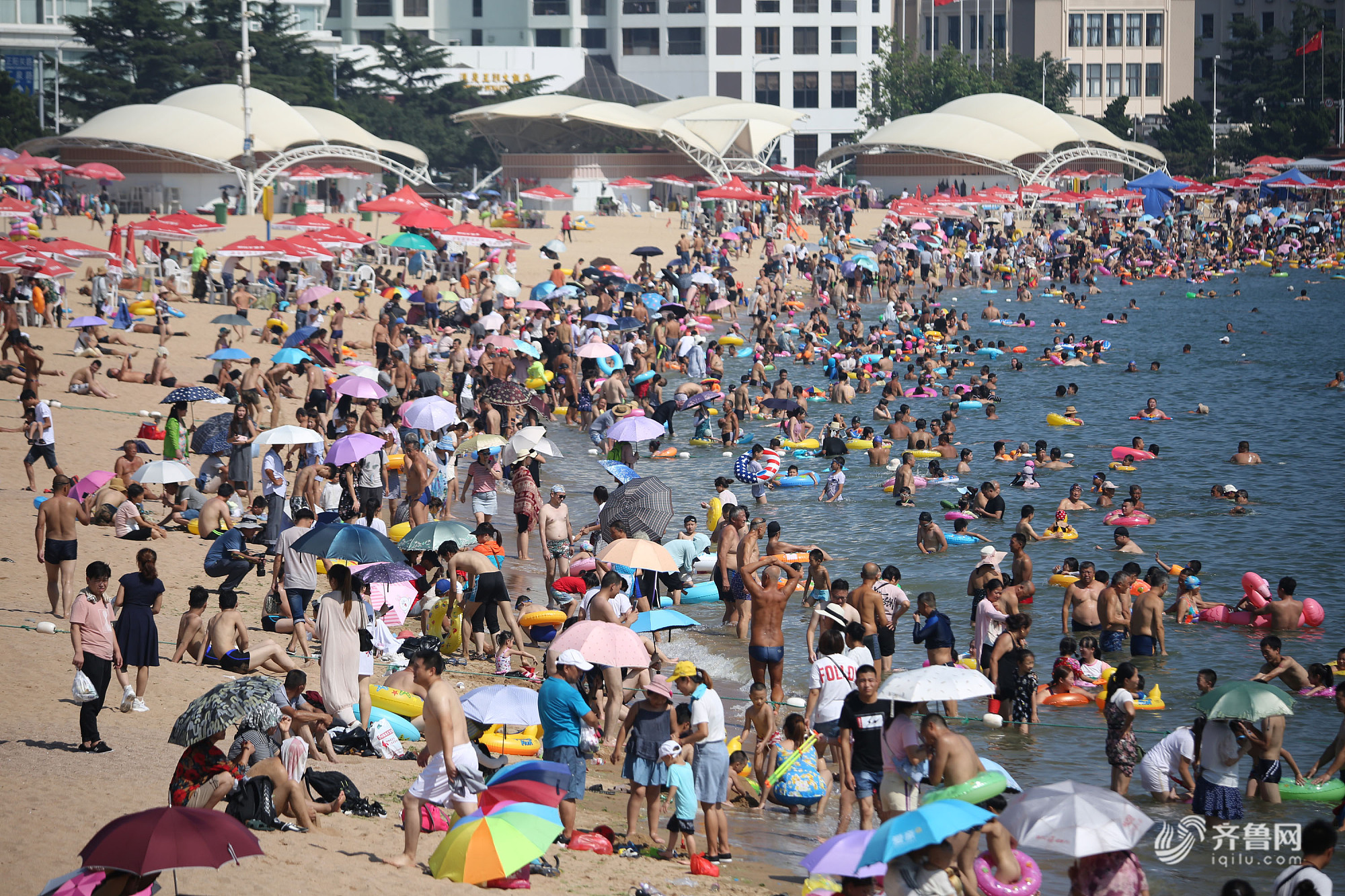 2018年8月10日,青岛第一海水浴场洗海澡人爆棚.
