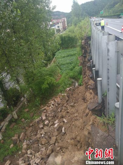 受臺風及強降雨影響 諸永高速金華段一路基發生坍塌