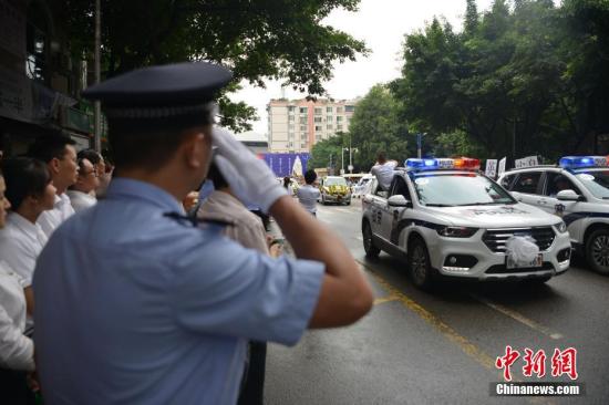 喂奶、分手都找警察 基層民警陷入“包打天下”的困局