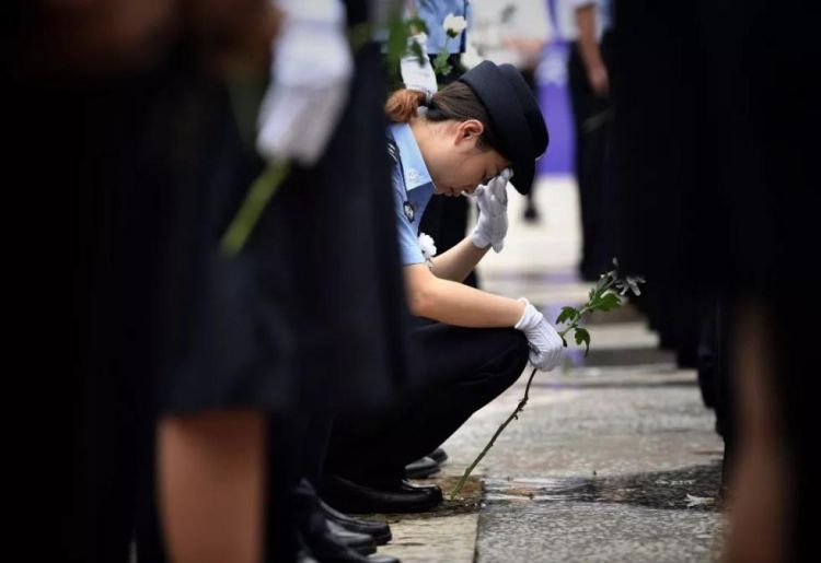 有困難都找警察？ 其實，他們壓力很大……