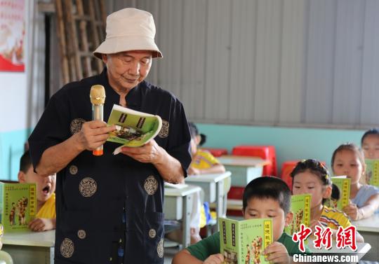 七旬退休教師在家辦免費輔導班 吸引大學生回鄉(xiāng)助學