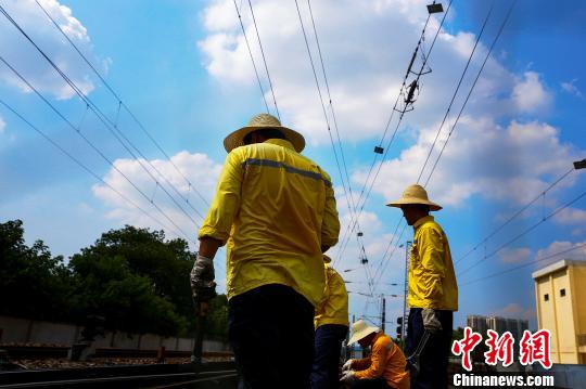 鐵路電務人不懼高溫“烤”驗 勇戰暑運