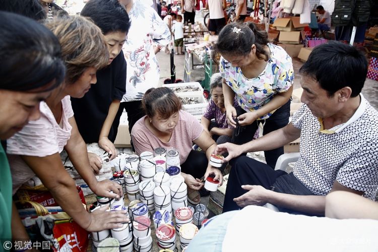 泰安：蟋蟀集市吸引萬人前來買賣