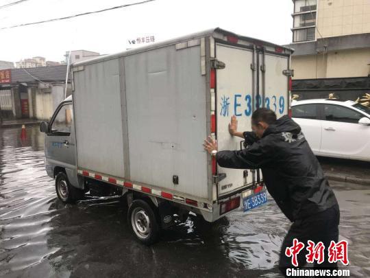 道路橋面被淹 浙江安吉抗擊臺風“溫比亞”