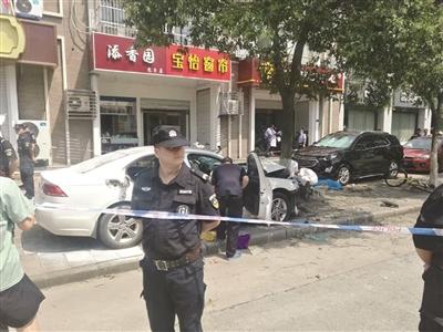 南京男子撞車后當街砍殺一男一女 警方已在調查