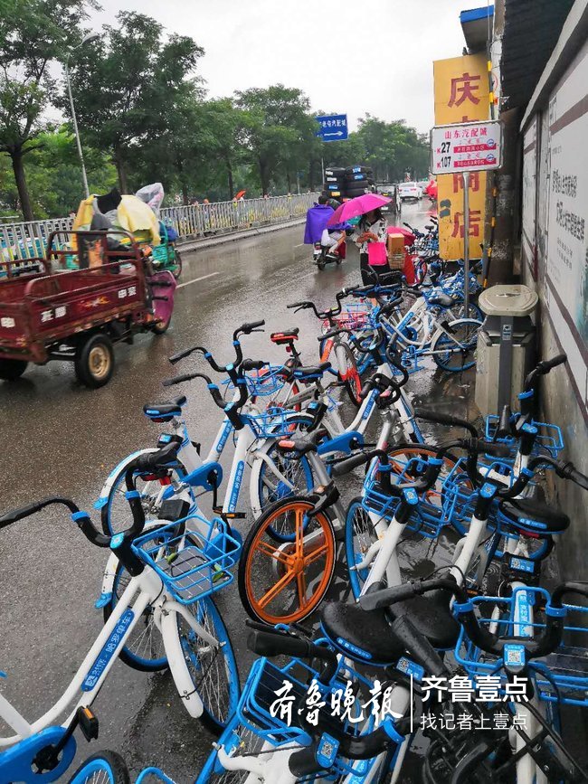 濟南一站臺單車堆積如山，公交車都無法靠站停車