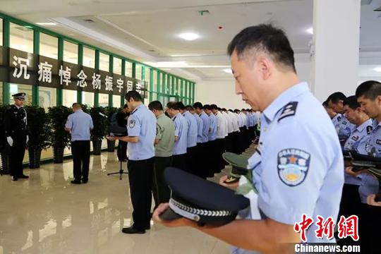 邯鄲民警楊振宇殉職：高溫下為群眾扇扇子的“暖警”