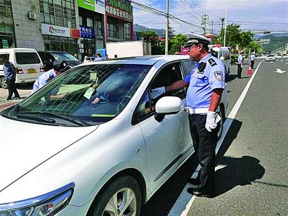 嶗山利劍斬向“黑車野導” 查處違法違規行為80起