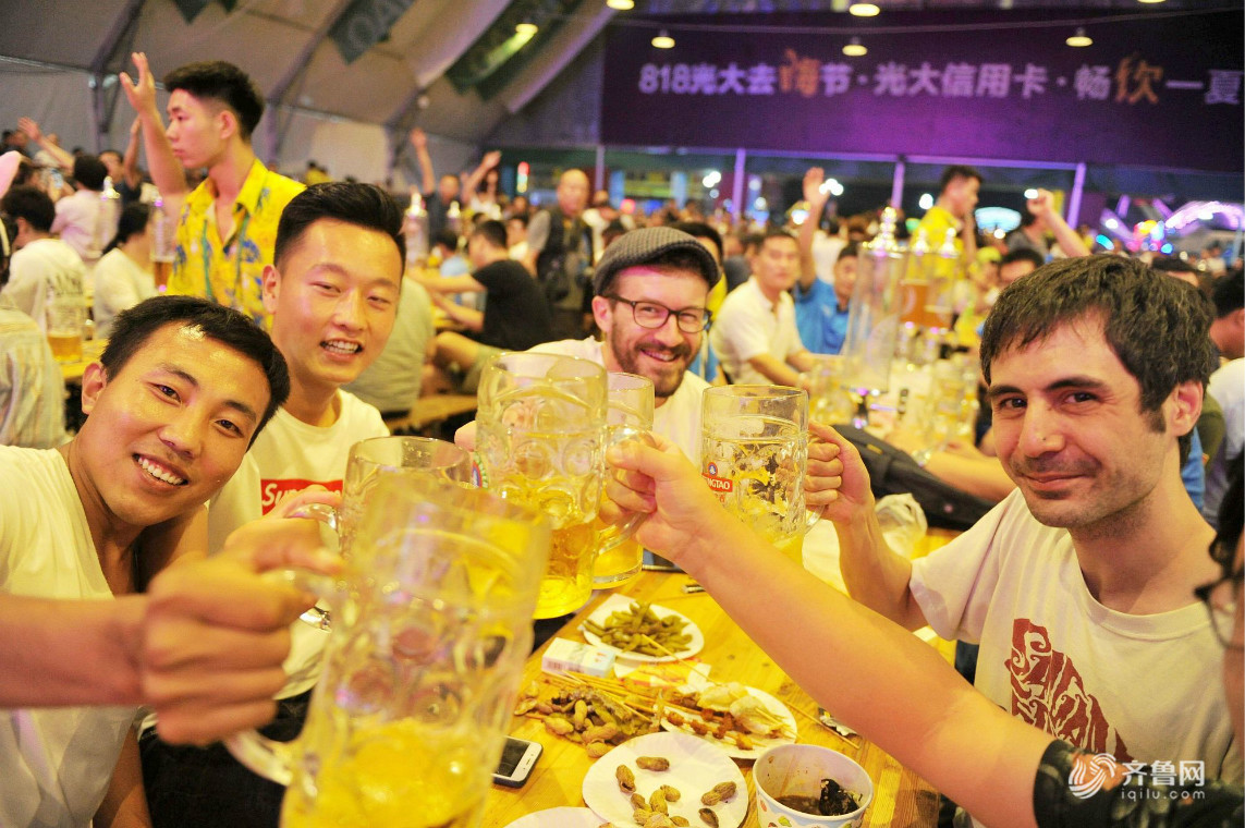 青岛啤酒节上演最后周末狂欢 市民开怀畅饮