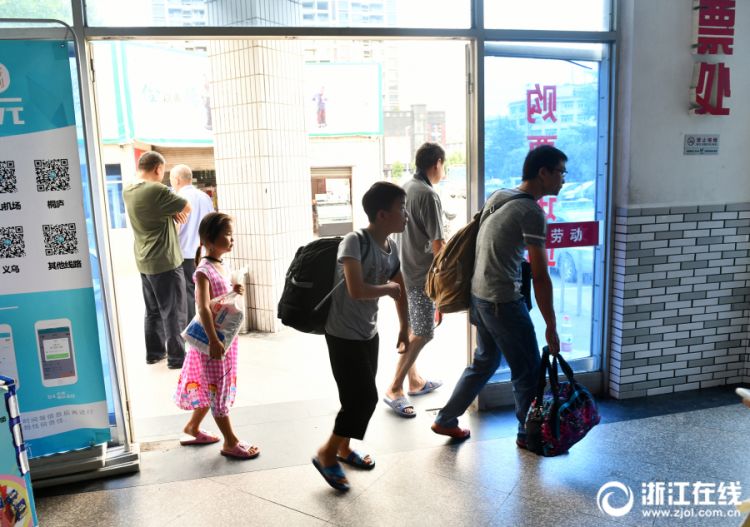 浙江東陽：開學在即 “小候鳥”踏上返鄉路