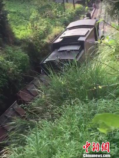 四川嘉陽集團運載道渣列車發生傾斜致2死2傷