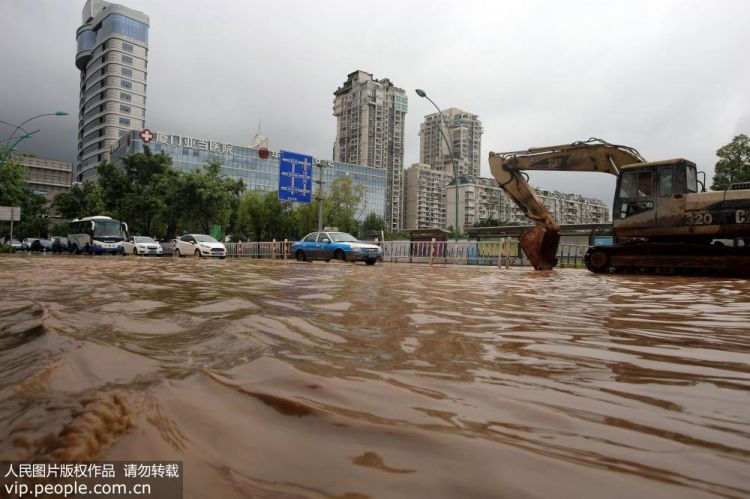 福建廈門遭遇暴雨天氣城區多處路段積水嚴重