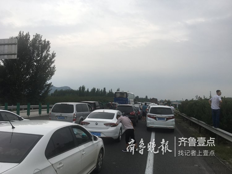 青银高速邹平段堵车,或因交通事故所致