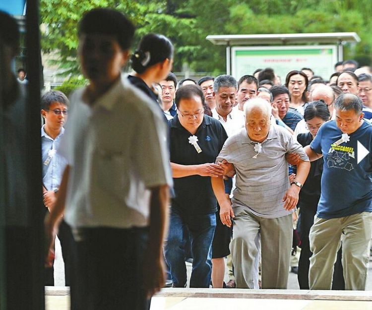 百人送別山東師范大學教授王建珂 昔日學生坐高鐵前來悼念