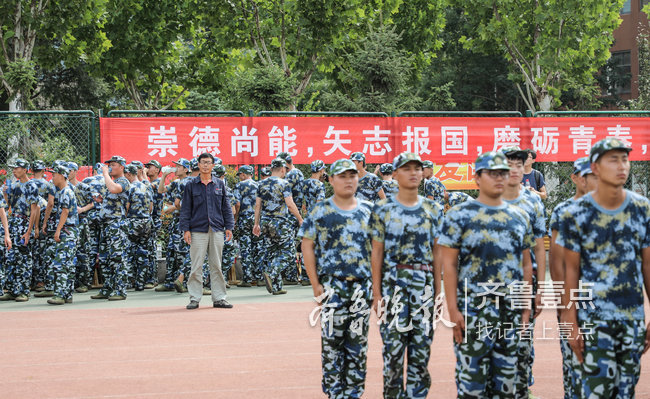 山東51歲泥瓦匠帶刷墻工具上大學，圓了30年的大學夢