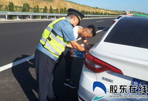 車輛沒(méi)油停路邊 高速路政伸援手(圖)