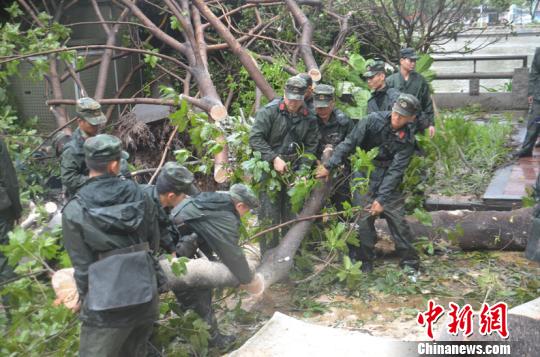 廣東武警抗擊超強臺風“山竹” 轉(zhuǎn)移民眾3000余名