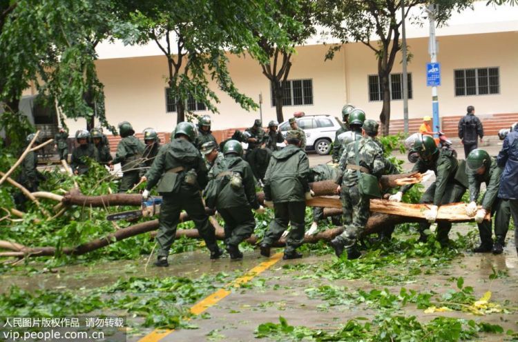 廣東中山：抗擊“山竹” 武警20小時鏖戰(zhàn)雨中打盹讓人心疼