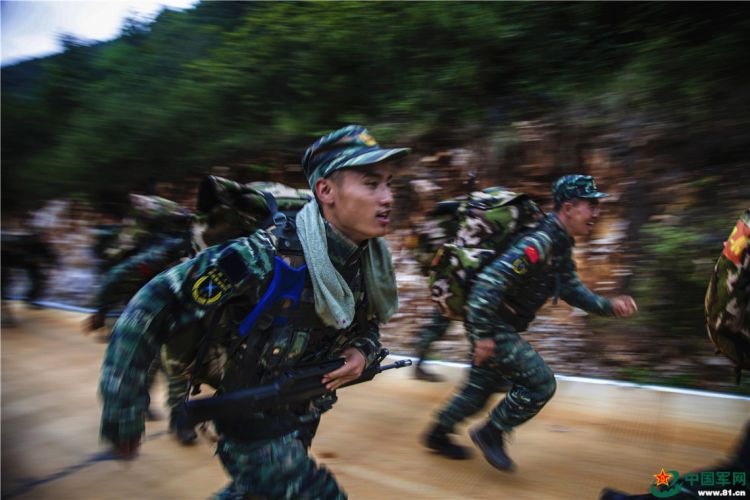 国内新闻 大陆训练比拼中,来自武警云南总队的机动第三支队,红河支队