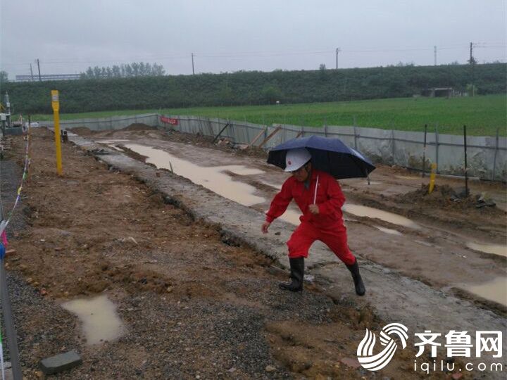 雨中查看施工現(xiàn)場(chǎng)