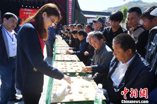 海內(nèi)外近百名象棋高手黃河岸邊比拼技藝