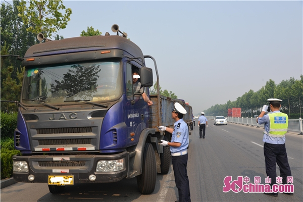 濰坊經(jīng)濟(jì)交警對(duì)重型車輛進(jìn)行安全“查體”