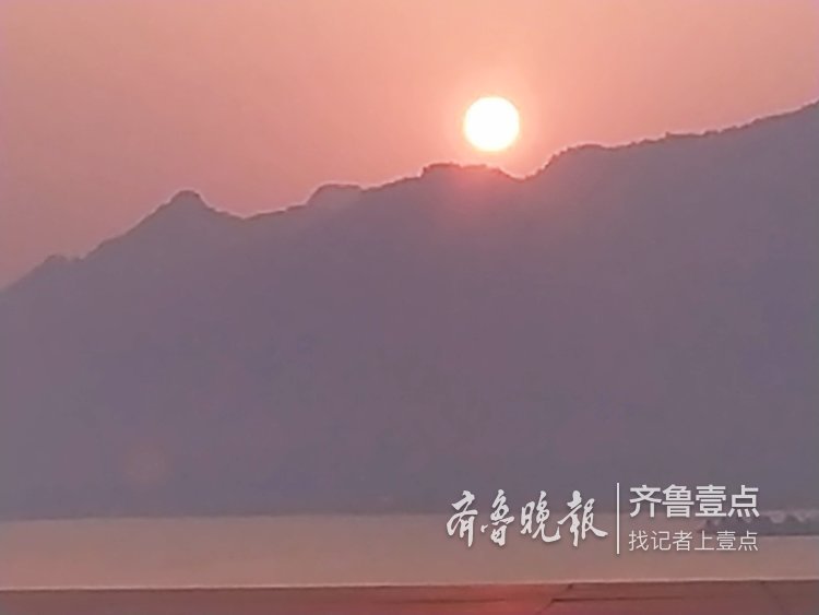 济南南山清晨现“日月同辉”,冷暖迥异
