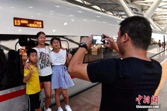 港鐵：西九龍站將增設取票機 相信客量會越來越多