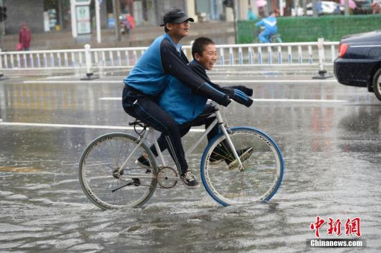 內(nèi)蒙古多地較常年早一個(gè)月降初雪 民眾吃火鍋喝酒避寒