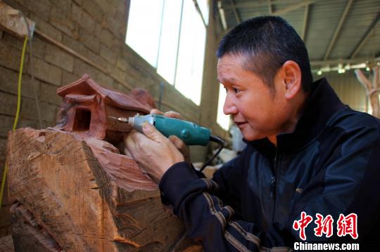 福建壽寧殘障人士葉竹興：“雕”出致富路