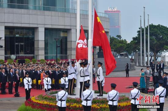 高鐵香港段喜迎首個(gè)國(guó)慶日 乘客赴港看升旗