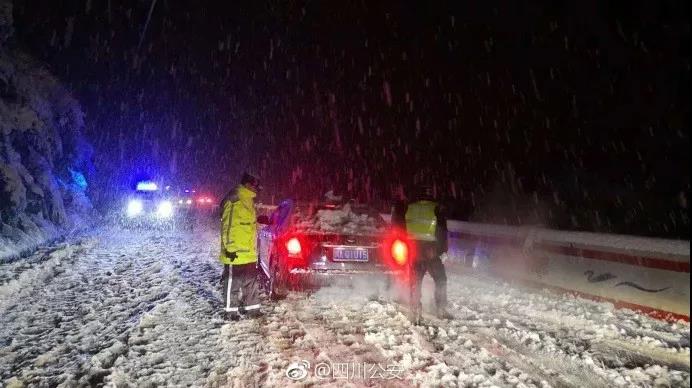 突降暴雪！四川折多山千輛車滯留 救援工作仍在進行