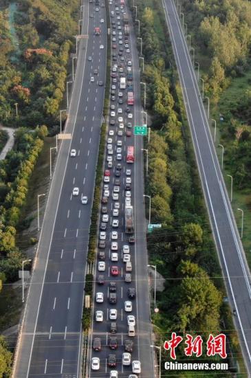 國(guó)慶長(zhǎng)假第三天：主干公路交通總體通暢